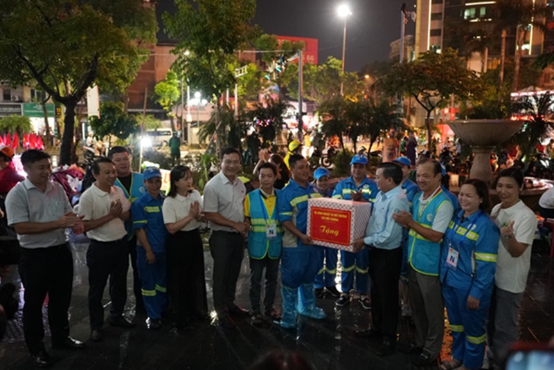 Đoàn lãnh đạo Cục Môi trường thăm, tặng quà công nhân môi trường trong dịp Đại lễ A80